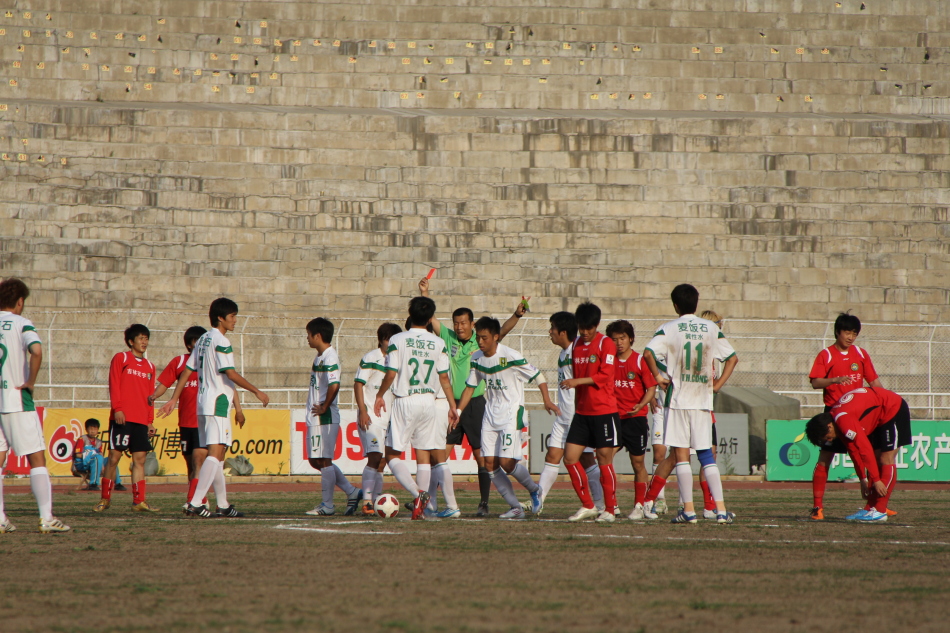 [流言板]艾顿社媒晒出与虎扑评分合影：你们的顿宝来了！这评分我爱了！