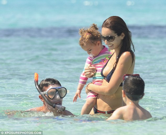 范佩西手抚妻臀秀恩爱