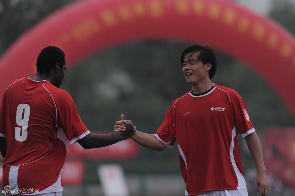 中超综合：强队不胜，争冠形势持续胶着