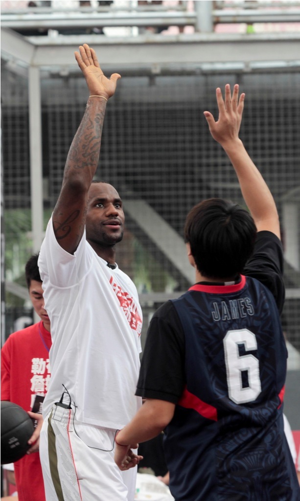 用运动追逐梦想詹姆斯中国行成都站精彩时刻 