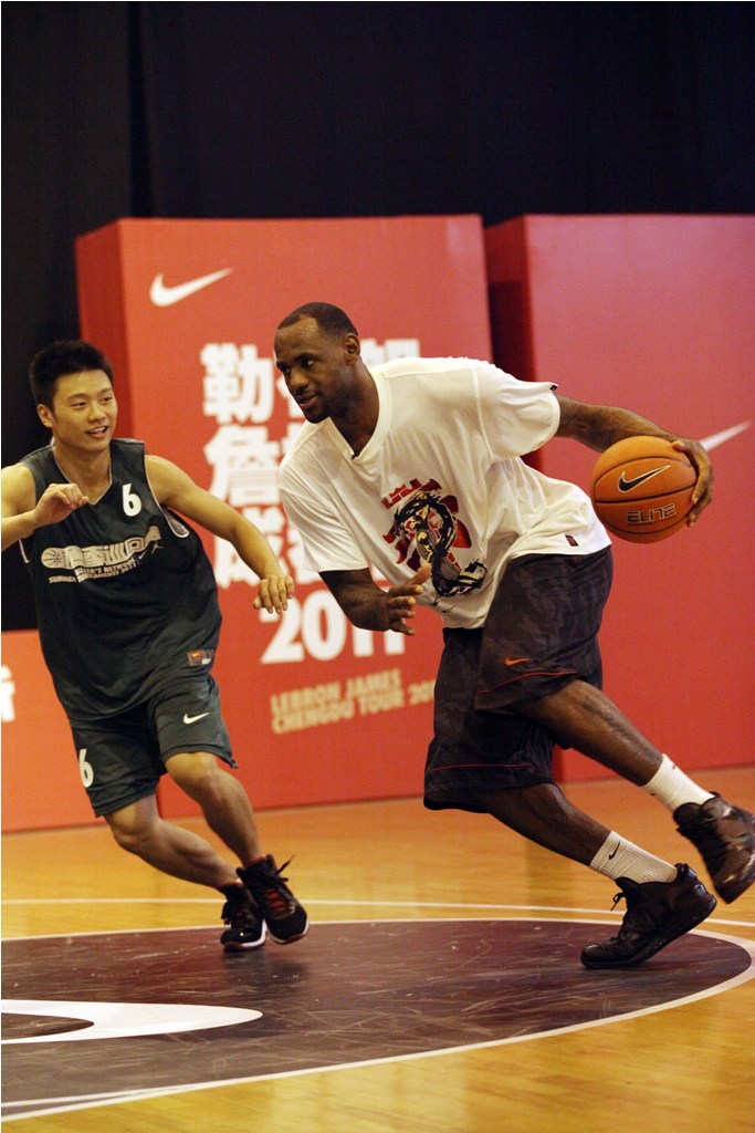 用运动追逐梦想詹姆斯中国行成都站精彩时刻 