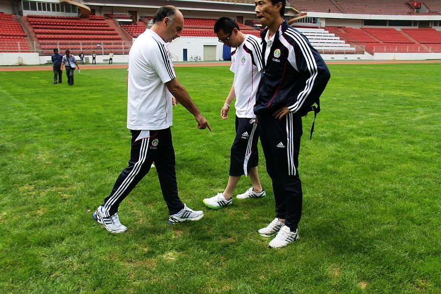 国足教练组考察拓东体育场