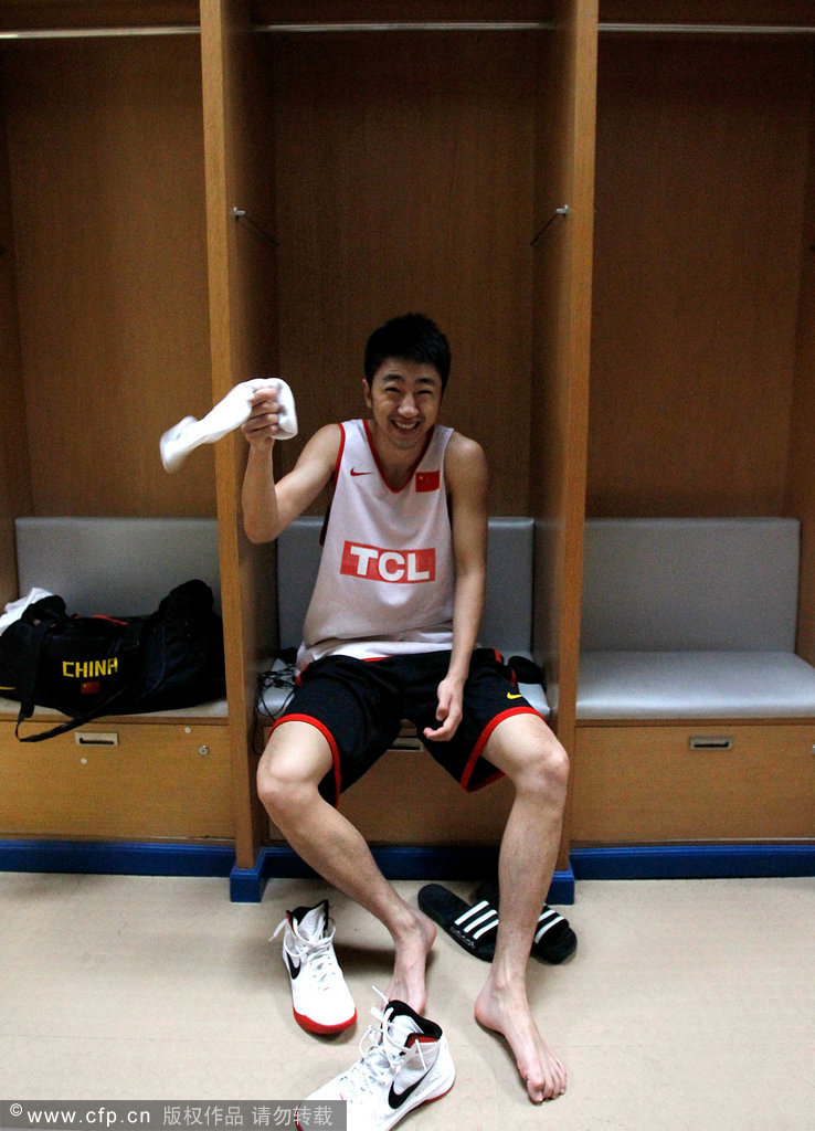 白袜帅哥被脱鞋挠脚