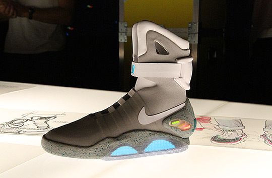 回到未来 nike air mag