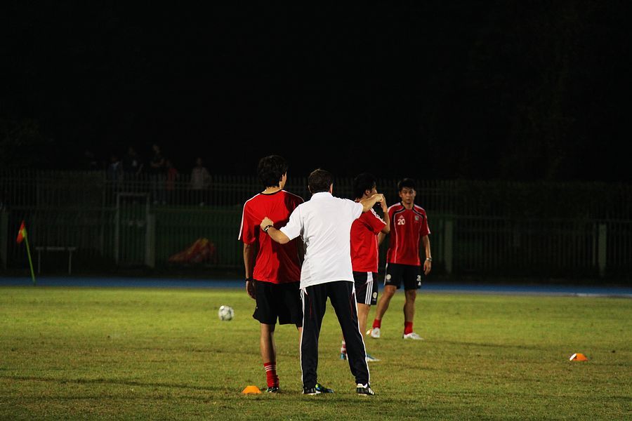 狠人！福登庆祝时“裸绞”谢尔基