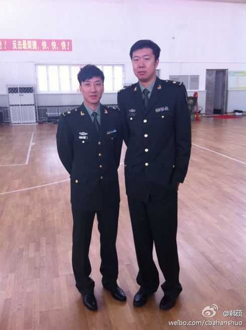 八一队员帅气军装合影_高清图集_新浪网