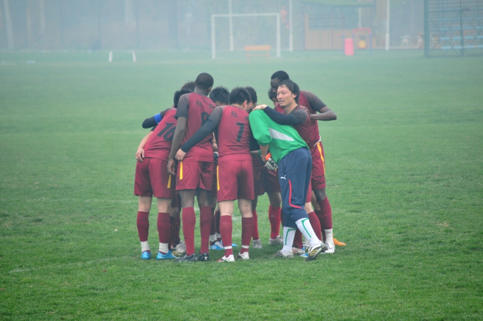 2017年遭遇心臟驟?；杳裕胰耍号锬鼙磉_情感，他經常笑
