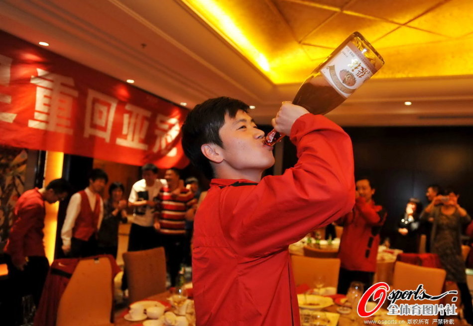 好在無大礙！鮑威爾腹股溝拉傷一瘸一拐回更衣室 現已回到替補席