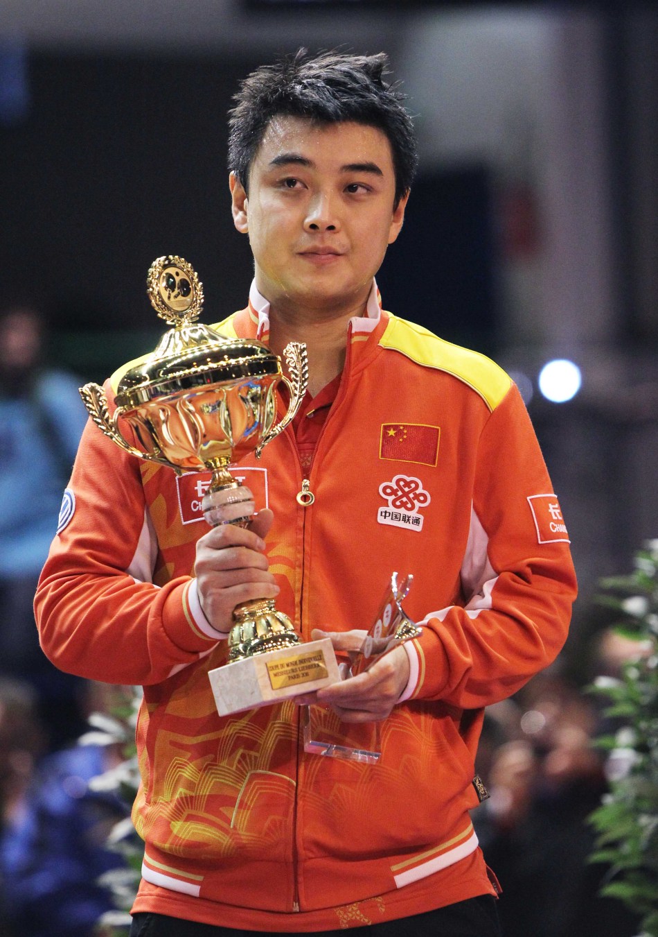 世界杯张继科夺冠 脱衣庆祝露罕见纹身_新闻图站_中国广播网