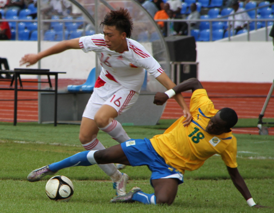 ??克萊底角三分瞄了一眼 竟然打到了籃板側沿