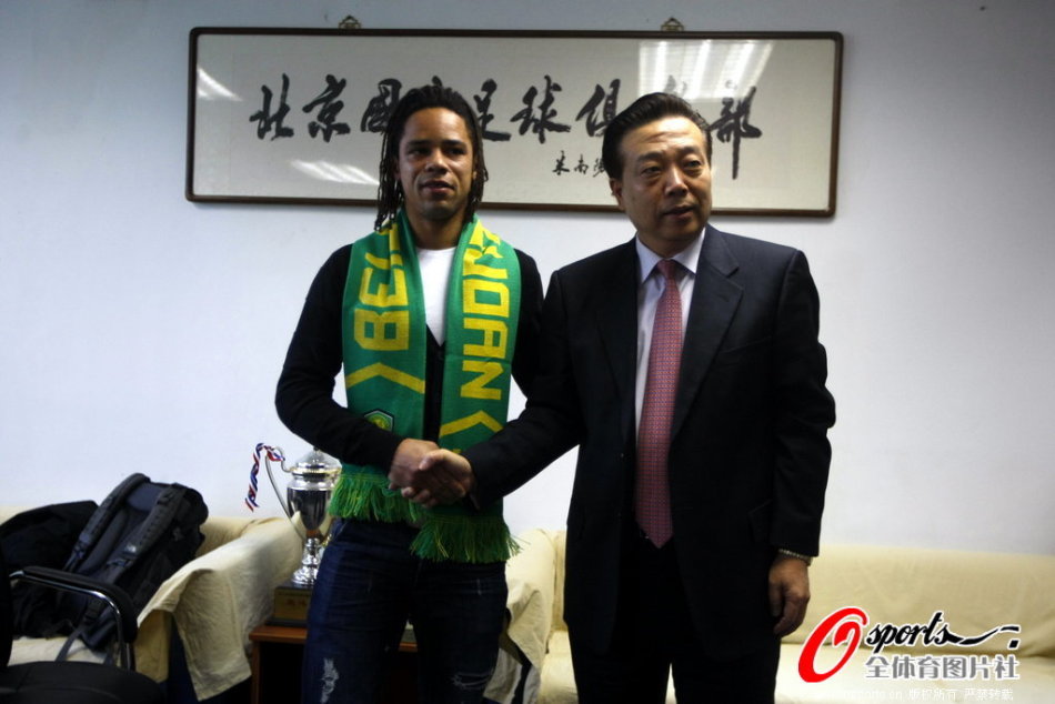 记者谈邵佳一：连续逼平海港的教练不多，若更多沉淀再带国足更好