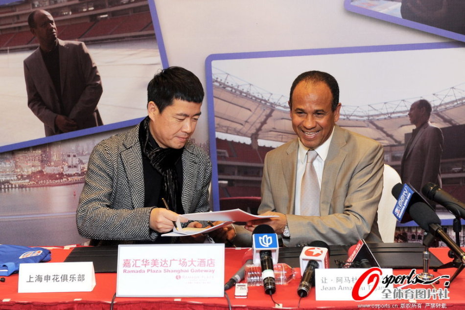 中足联携携于大宝、英超俱乐部讲师，参观中国足球训练基地