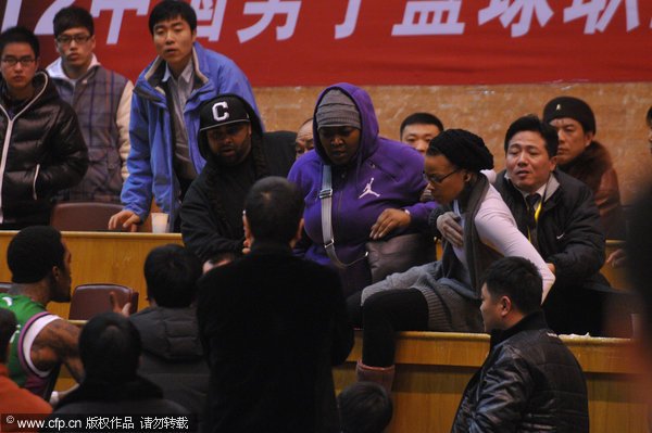 [图]JR姐姐发飙与球迷冲突 推搡老人锁喉女球迷