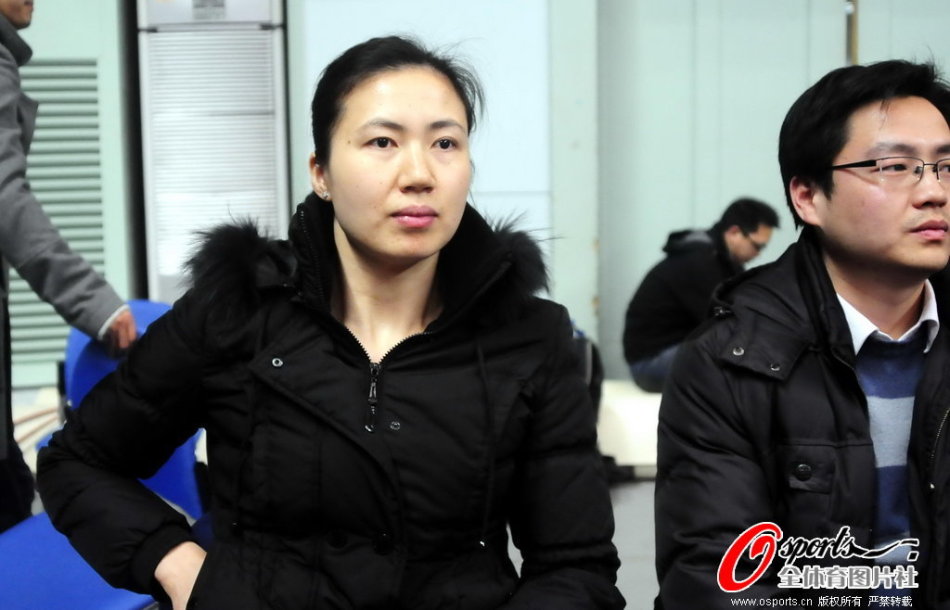  周苏红 陪同丈夫前来