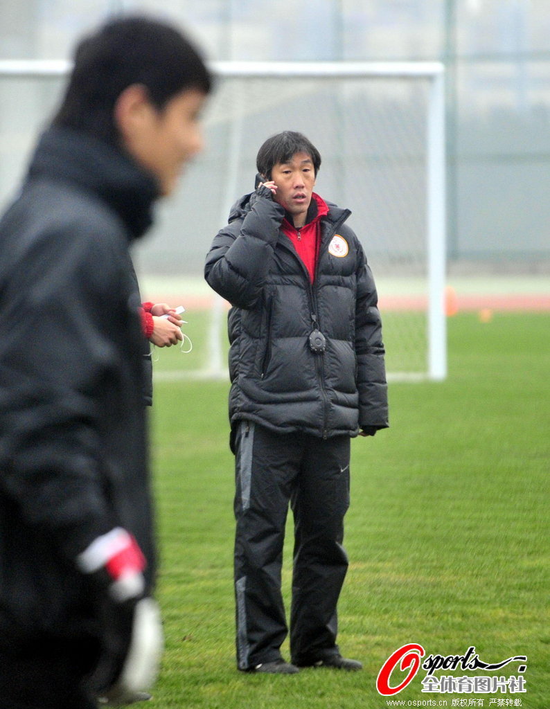 百队杯篮球赛激战正酣