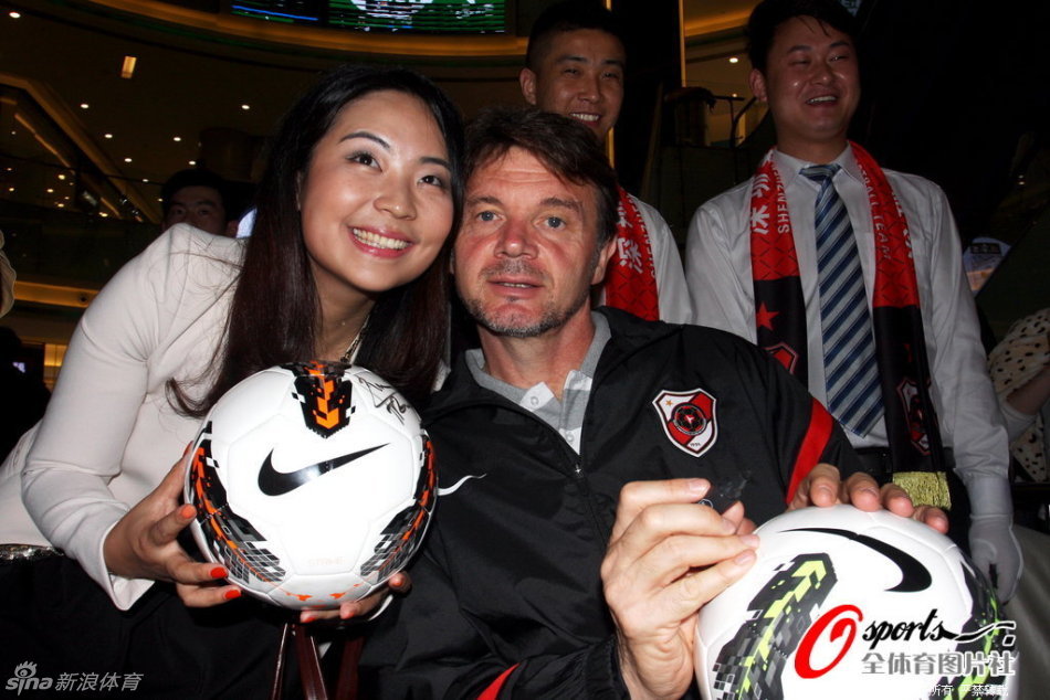 恭喜！武汉女足王霜、陈晨入围国际足联年度最佳女子阵容候选名单