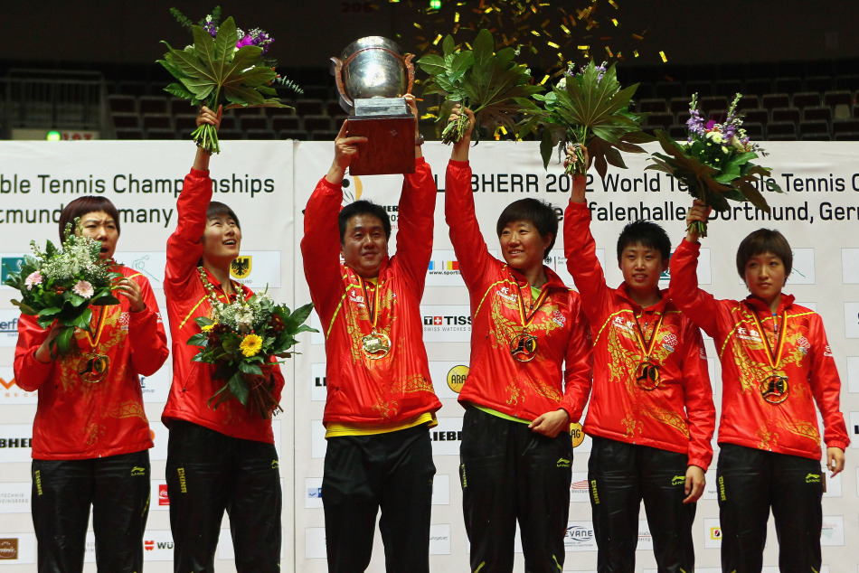 中国女乒高举考比伦杯(1\/10)