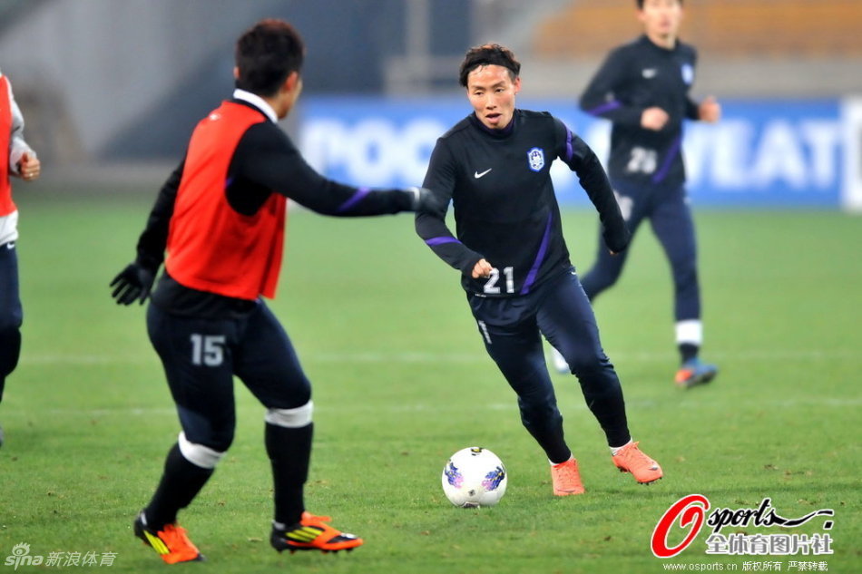 少儿不宜！张玉宁上半场与对方球员发生肢体冲突，两人各吃一黄