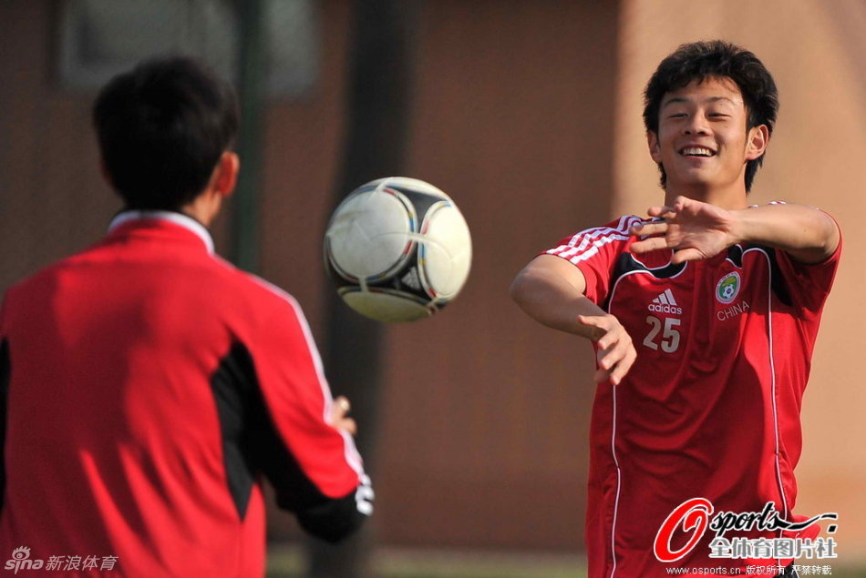 愛德華茲頂著狄龍標志性回拉三分再進 森林狼16