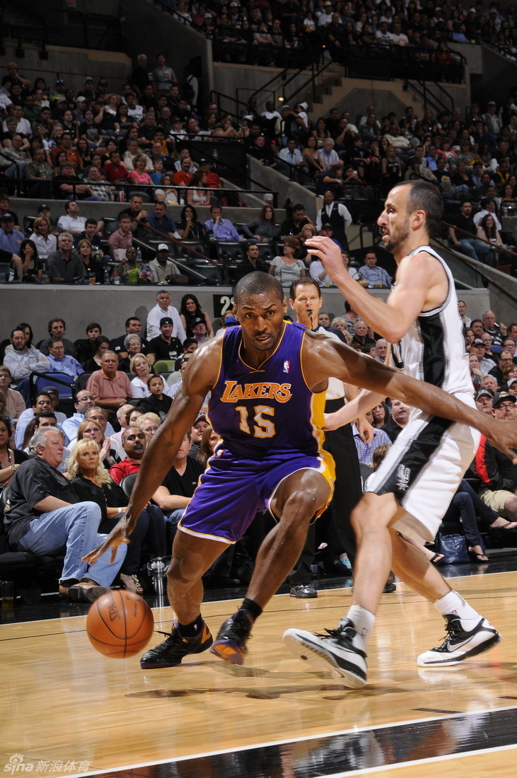 加索尔篮下争抢位置-北京时间,大比分,拜纳姆,