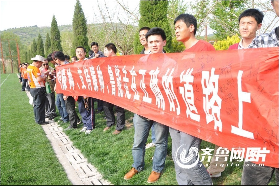 41岁老将笑着告别赛场！申裕斌拥抱致敬 台媒：退役后将转型教练