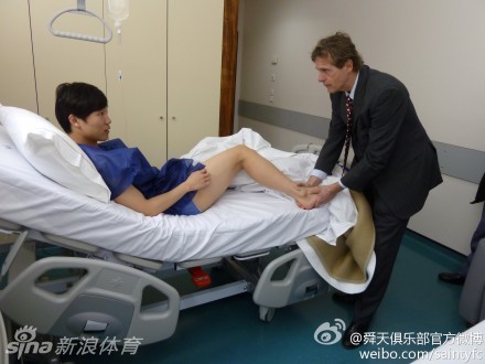 遭世界第1横扫！21岁高芙气炸了：球拍敲头+怒砸球拍 0