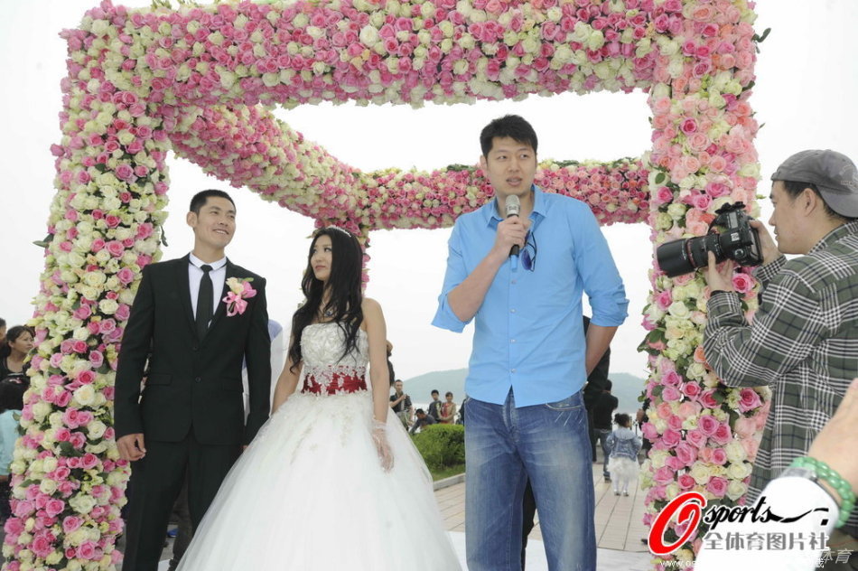 张庆鹏婚礼现场<em>莫科</em>向<em>女友</em>求婚 - 新闻中心 - 佛
