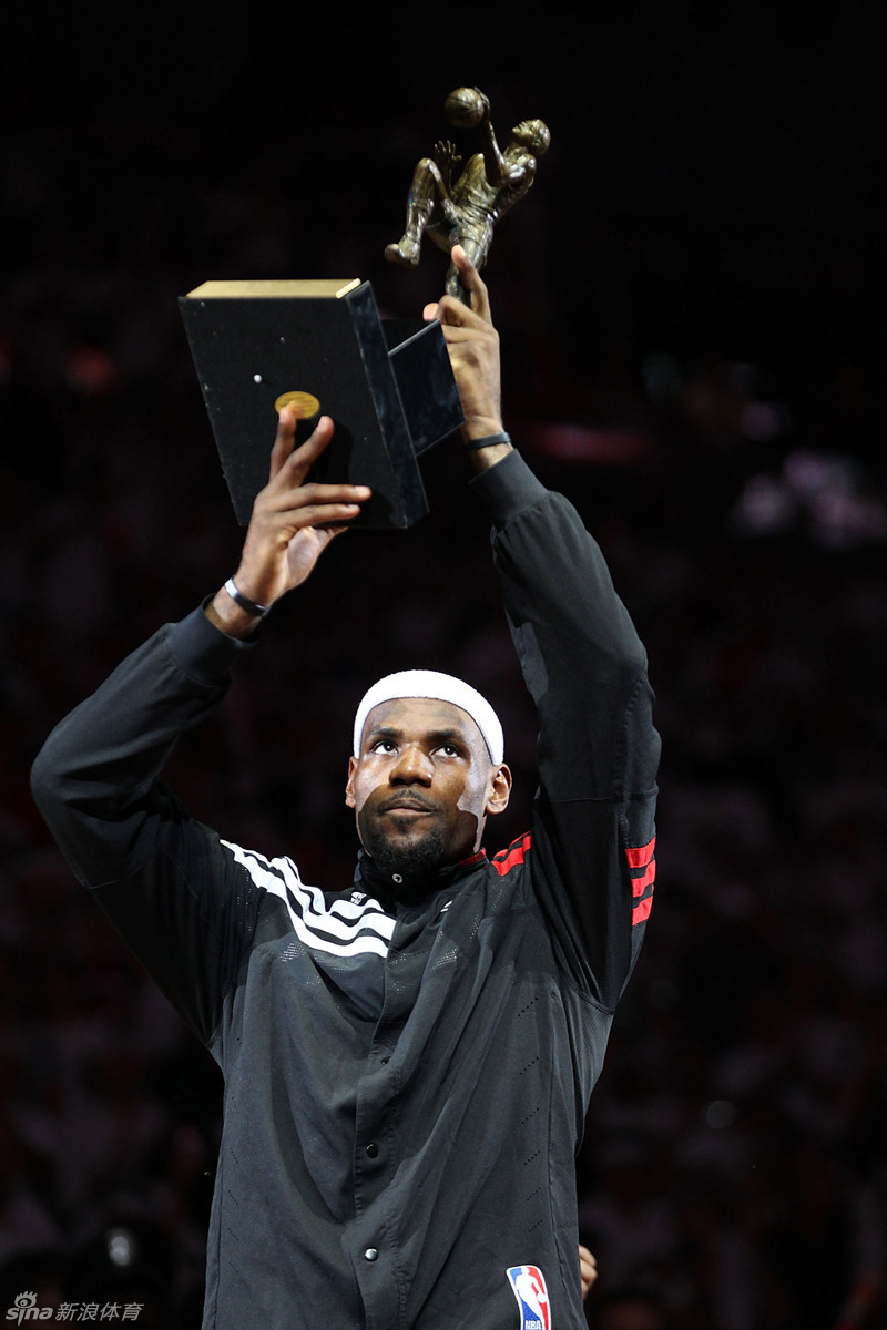 詹姆斯领取MVP奖杯 - 新闻中心 - 佛山信息网