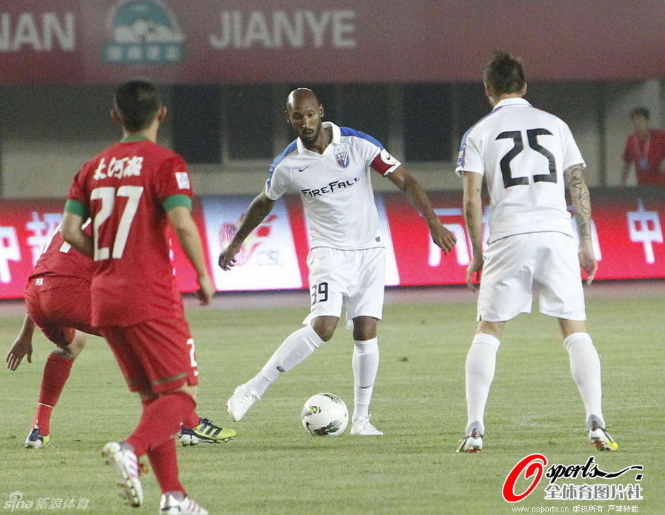 记者：莫兰特和灰熊主帅几乎不交流，前者总是独自坐在替补席末端