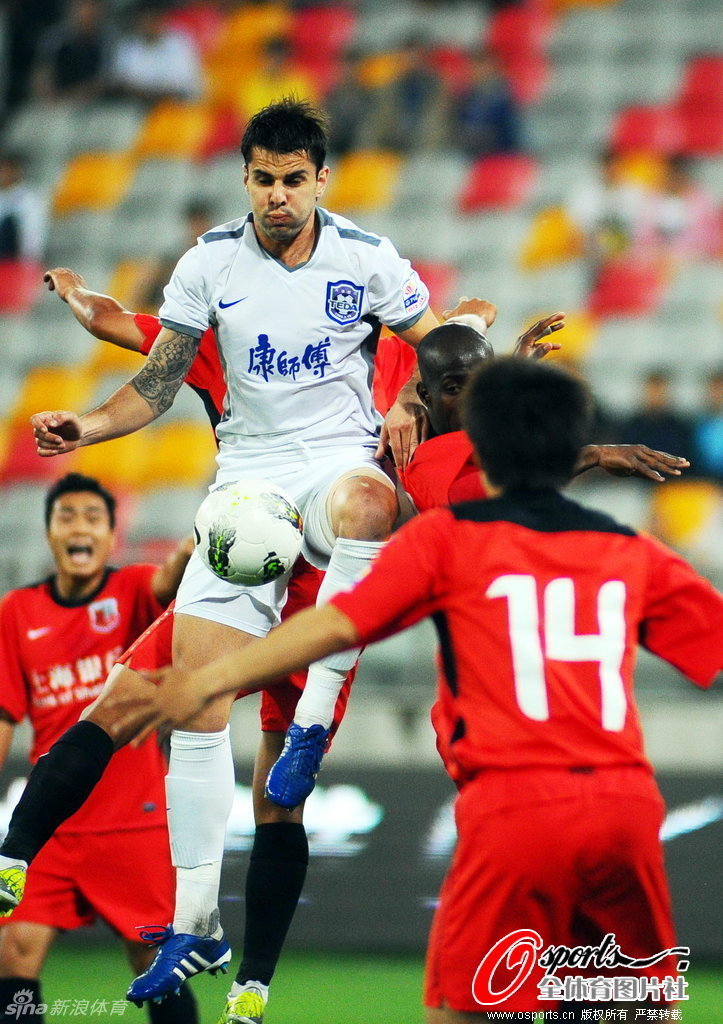 灵性！国安角球开出，塞尔吉尼奥背身机敏一蹭破门！