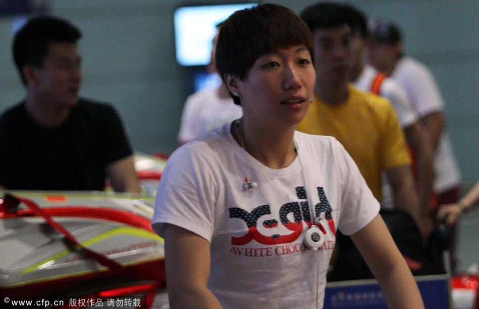 王仪涵朴素红T恤-羽毛球队,汤尤杯