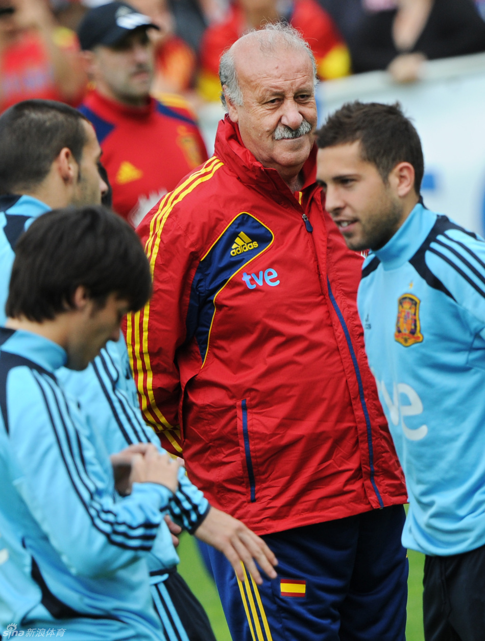 卡西一脸迷茫-团团围住,当地时间,国家队,奥地