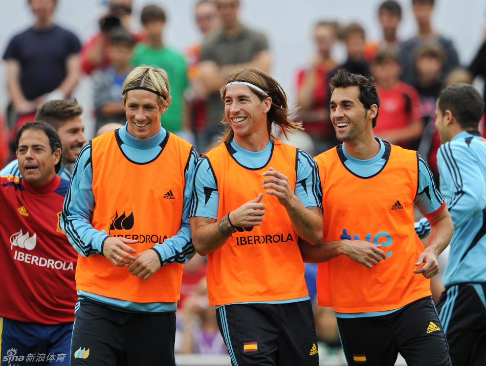 卡西一脸迷茫-团团围住,当地时间,国家队,奥地