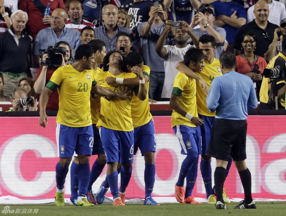 .席尔瓦和马塞洛得分.帕托接马塞洛传球破门.美