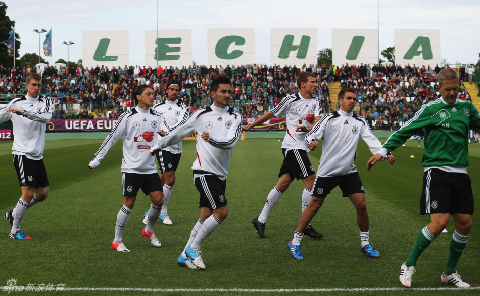 施魏因施泰格在做热身-当地时间,德国队,进行了