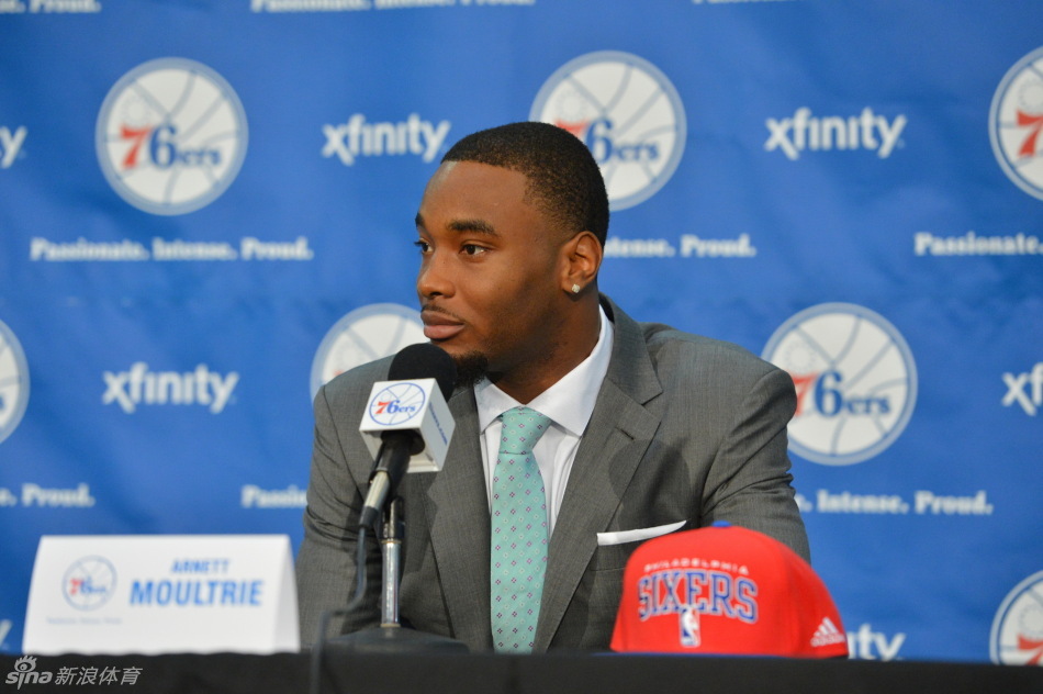 两名新秀展示各自球衣-当地时间,nba