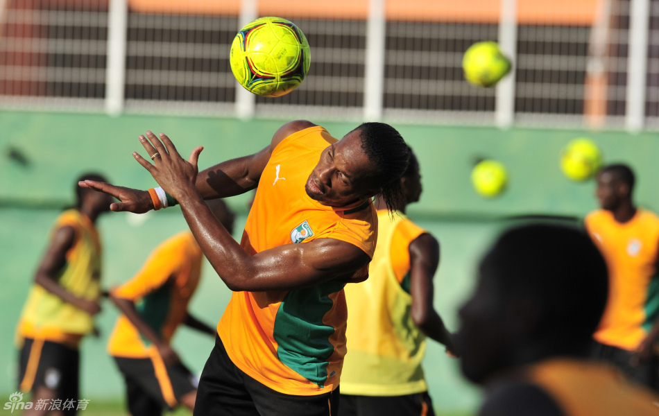 王大雷晒与女儿跳舞视频，韦世豪评论：有点卡哇伊了