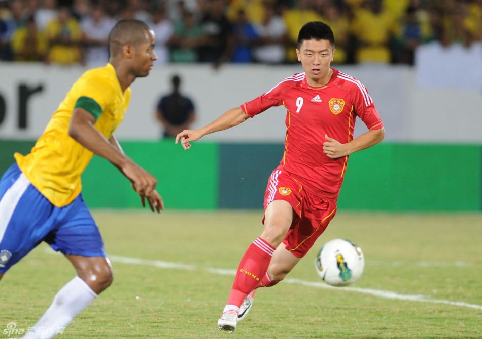 .1日,中国国家男子足球队与巴西男足在巴西东