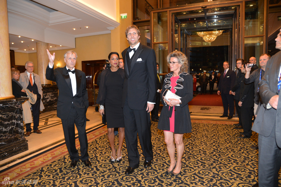 诺维斯基和妻子一同亮相