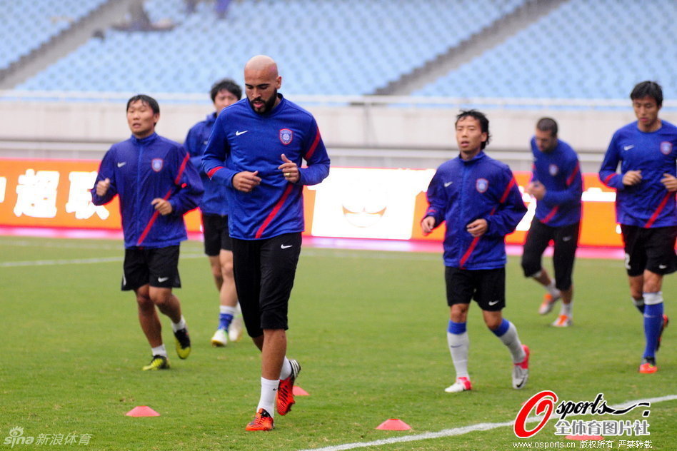 杨毅：里夫斯是乡村男孩&没运动能力不适合湖人 湖人27年要钓大鱼