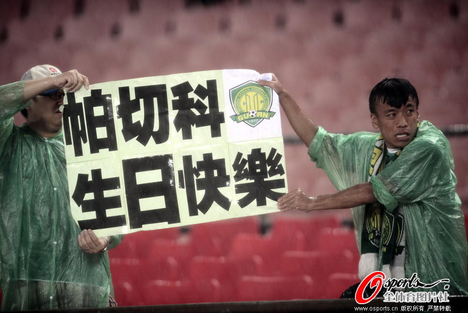 强烈的压迫感！雄鹿官方晒出了明天NBA杯比赛的球场涂装！