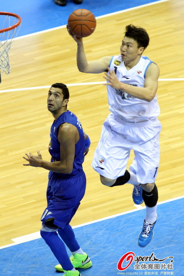 <em>李根</em>单手投篮