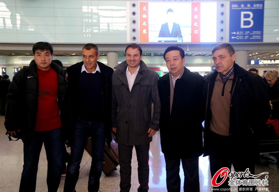 媒体人：邵佳一的最大优势是超级省钱，欧洲教练起步价是100万欧