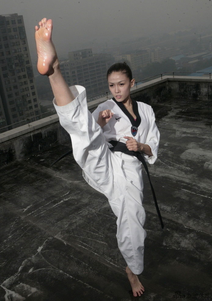 跆拳道冠军龙女郎张蓝心写真(组图)