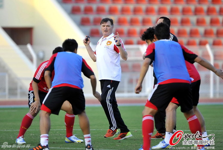 極限操作！雙方爭搶籃板人仰馬翻 蘭德爾魚躍拿球人群中喊暫停！