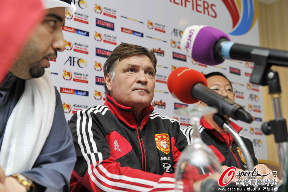 这球都没进！贺惯绝佳机会踢偏海牛再逃一劫，邓卓翔惊出表情包