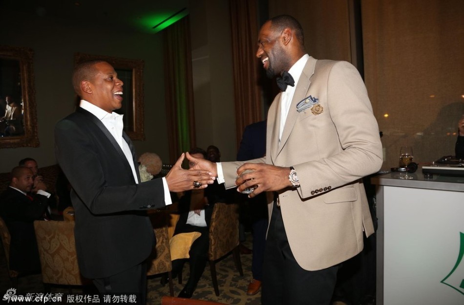 詹姆斯帅气西装出席晚宴 - 体育频道 - 黔南在线