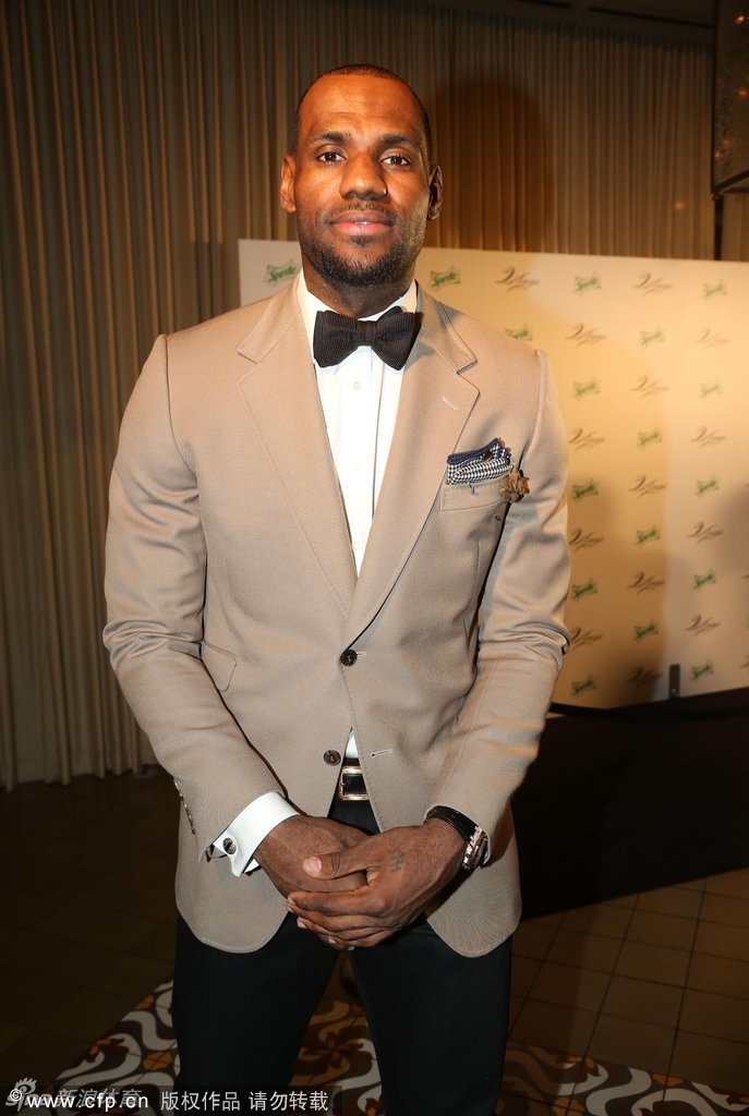 詹姆斯帅气西装出席晚宴 - 体育频道 - 黔南在线