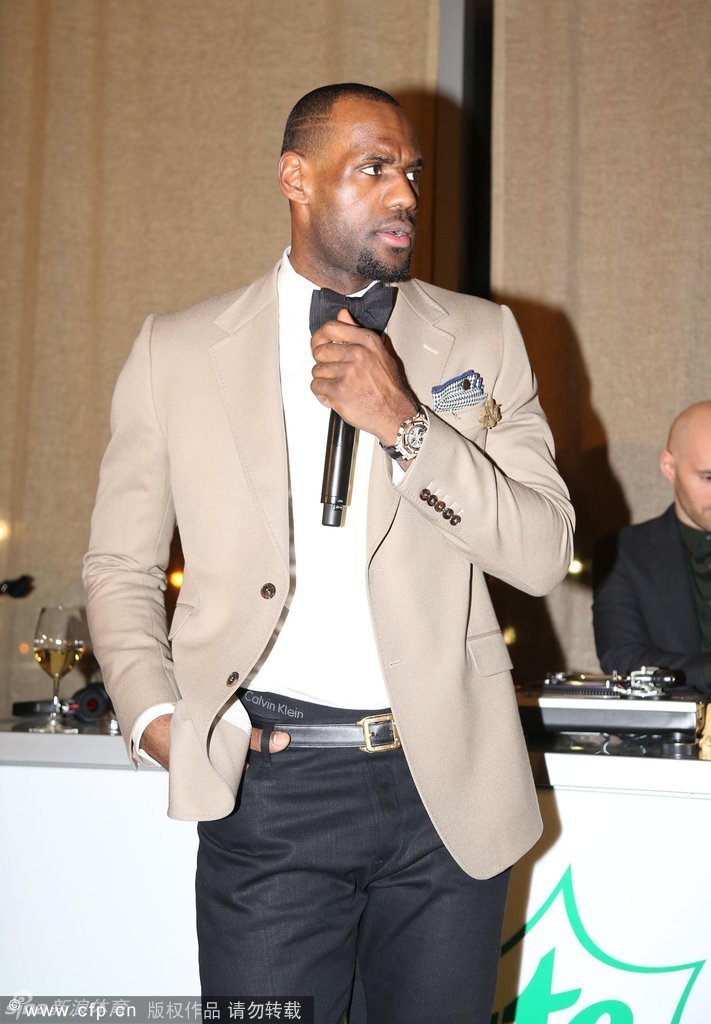 詹姆斯帅气西装出席晚宴 - 体育频道 - 黔南在线