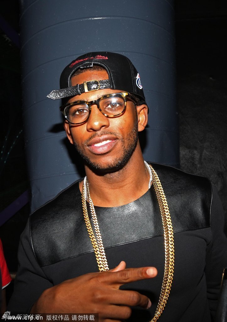 詹姆斯帅气西装出席晚宴 - 体育频道 - 黔南在线